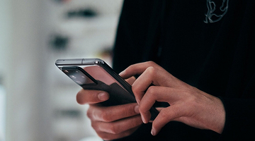 Persona usando su teléfono celular