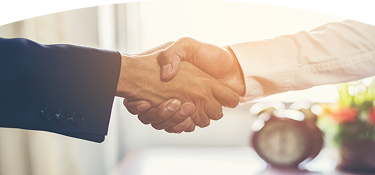 Personas haciendo apretón de manos