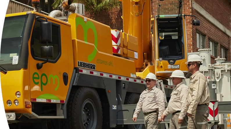 Trabajadores de EPM junto a un camión amarillo 