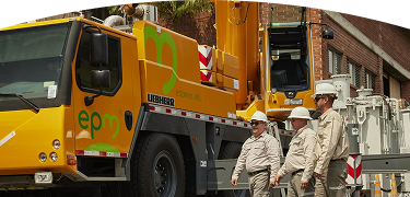 Trabajadores de EPM junto a un camión amarillo 