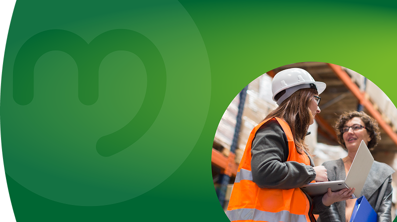 Mujer sonriente con camisa de EPM revisa su celular al aire libre, con fondo verde y naturaleza alrededor