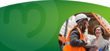 Mujer sonriente con camisa de EPM revisa su celular al aire libre, con fondo verde y naturaleza alrededor