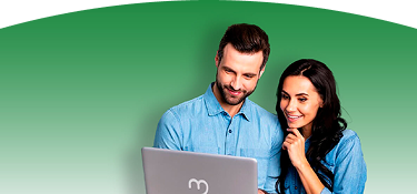 Imagen de un hombre y una mujer observando un computador portátil mientras sonríen