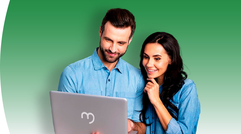 Imagen de un hombre y una mujer observando un computador portátil mientras sonríen