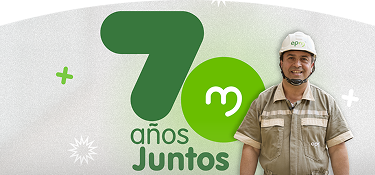 Empleado de EPM con casco y uniforme beige sonriendo