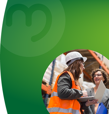Mujer sonriente con camisa de EPM revisa su celular al aire libre, con fondo verde y naturaleza alrededor
