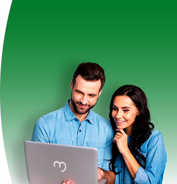 Imagen de un hombre y una mujer observando un computador portátil mientras sonríen