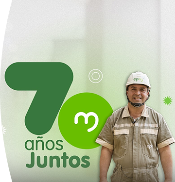 Empleado de EPM con casco y uniforme beige sonriendo