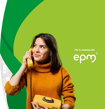 Mujer con suéter naranja sostiene un teléfono fijo amarillo y sonríe