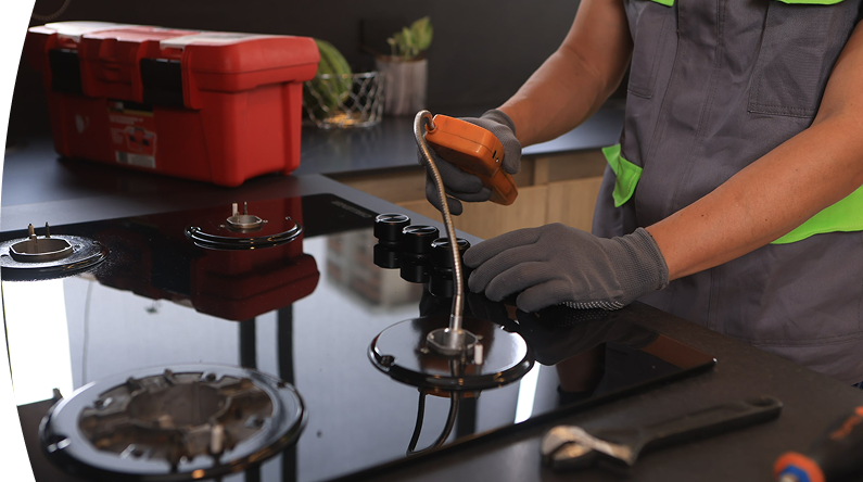 Empleado EPM usando un medidor de electricidad