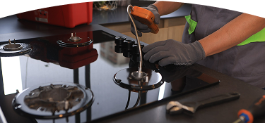 Empleado EPM usando un medidor de electricidad