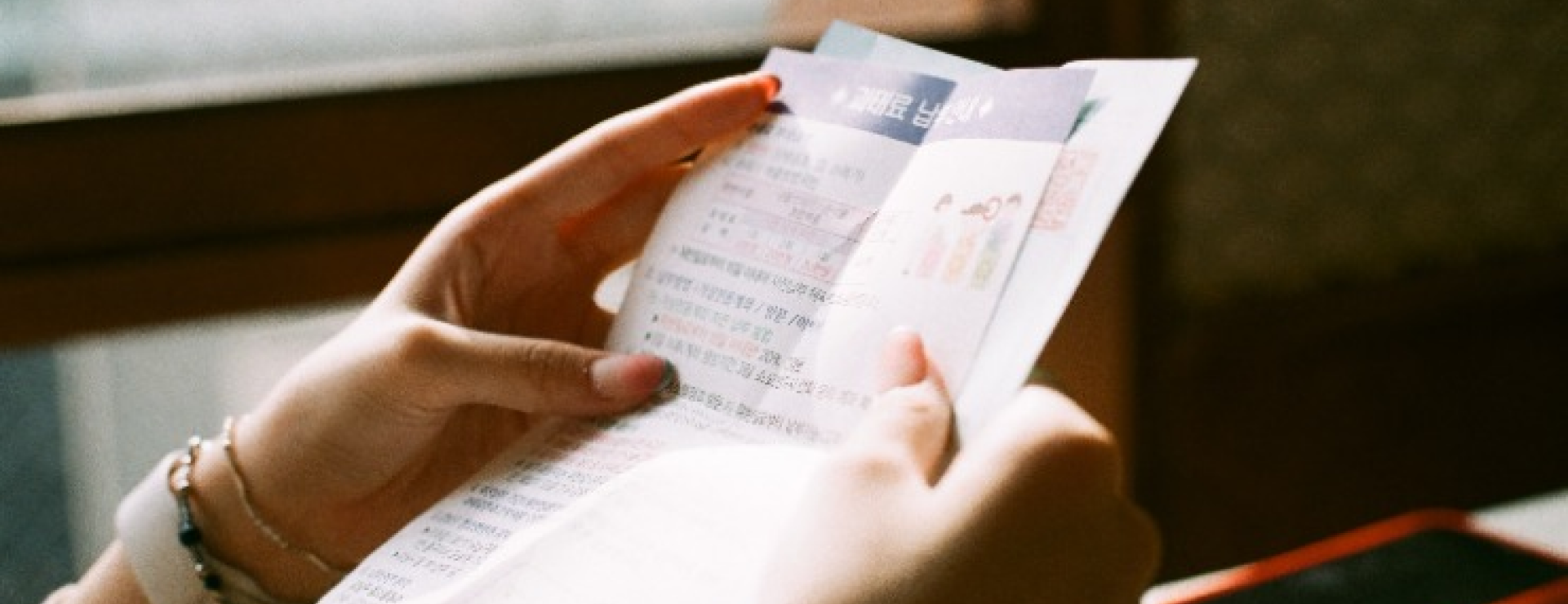 Manos sosteniendo un documento 