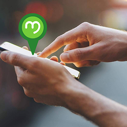 Persona con un celular que busca información en los mapas del Geoportal EPM