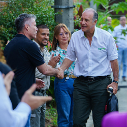 CEO de EPM saludando con un apretón de manos a un grupo de personas