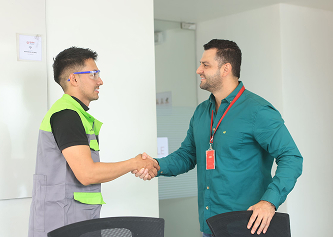 Dos hombres estrechándose la mano en una oficina