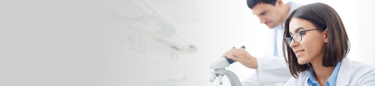 Imagen de dos profesionales en laboratorio analizando muestras.