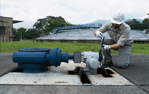 Técnico de EPM realiza mantenimiento en equipos de tratamiento de aguas residuales.