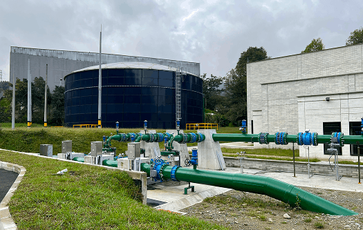 Sistema industrial de tuberías y tanques para tratamiento y control de aguas residuales.