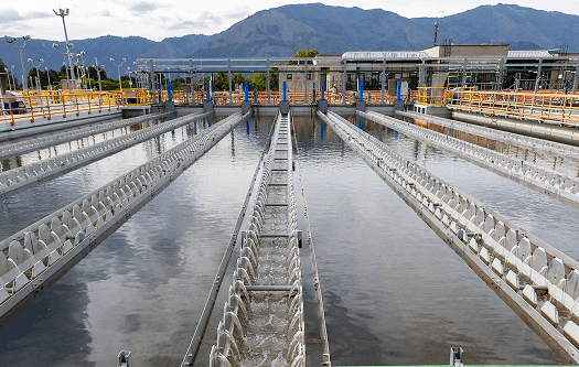 Infraestructura de planta de tratamiento de aguas residuales con canales y sistemas de saneamiento.