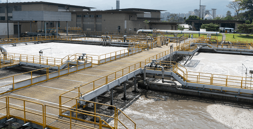 Planta de tratamiento de aguas residuales con infraestructura industrial para saneamiento y control ambiental.