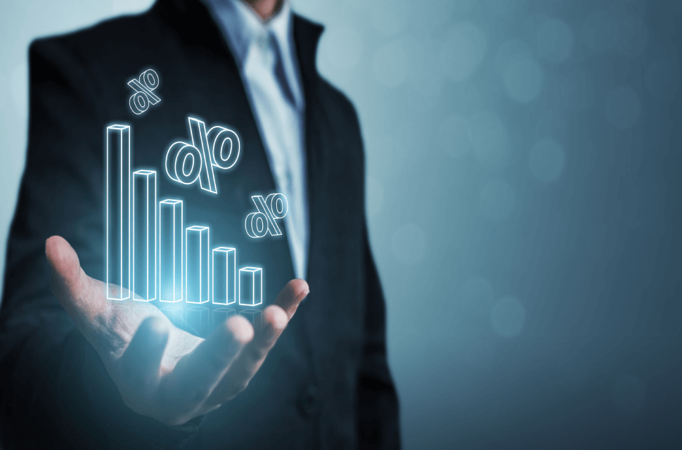 Imagen de un hombre con unos gráficos de procentajes en la manos