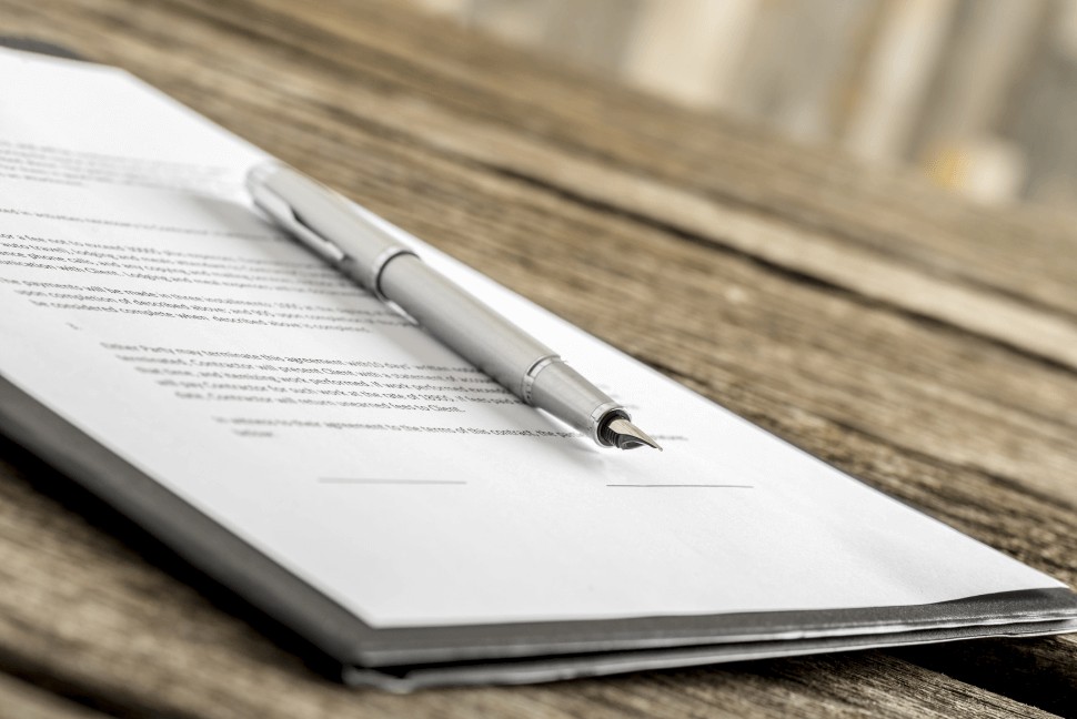 Imagen de un lapicero sobre una libreta