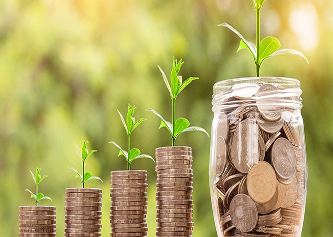 Montones de monedas con plantas creciendo encima y un frasco lleno de dinero