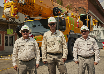Trabajadores de EPM frente a grúa para mantenimiento de infraestructura