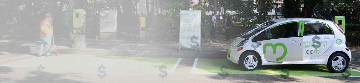 Vehículo eléctrico de EPM estacionado en una celda de carga verde junto a una estación de carga