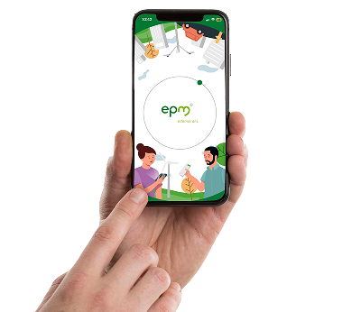 Mano sosteniendo un celular y en la pantalla se muestra la app epm