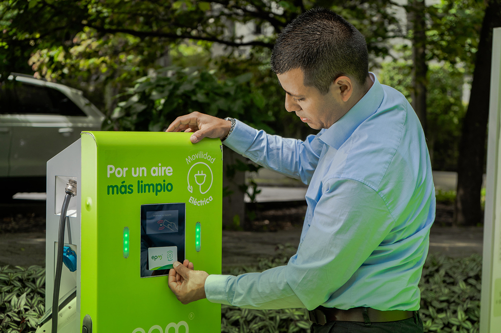 Usuario de epm utilizando su tarjeta para recargar su vehículo eléctrico