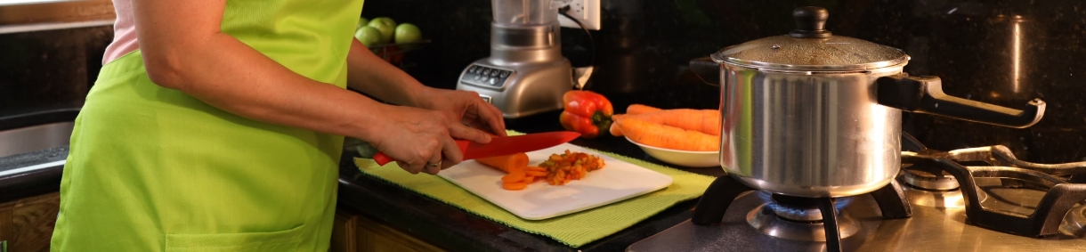 Consulta cuando debes realizar tu próxima revisión gas. El acceso a este contenido tiene una imagen de una olla sobre una estufa y en el fondo una persona cortando una zanahoria en una tabla de picar