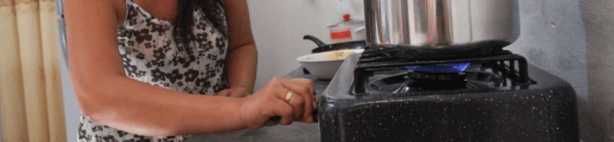 Persona usando una estufa con una olla encima