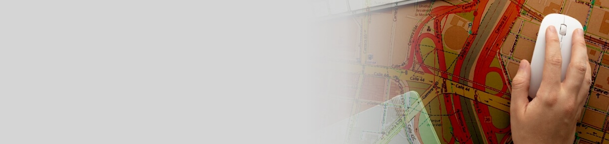 Imagen de una mano con un mouse encima de un mapa vial