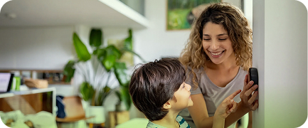 Madre sonriendole a su hijo