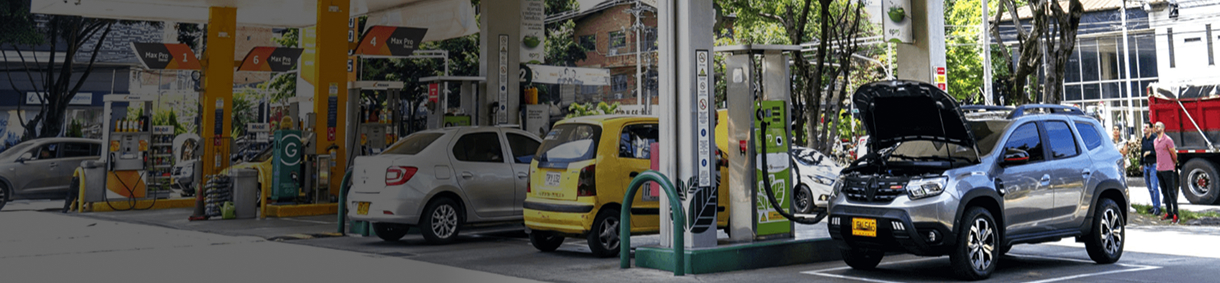 Vehículos abasteciéndose de Gas Natural Vehicular en una estación de EPM