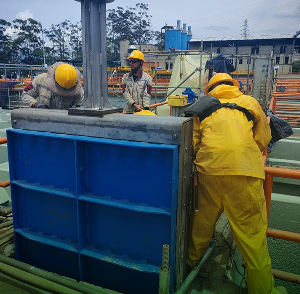 Trabajadores de epm, realizando mantenimiento en una planta de potabilización de agua