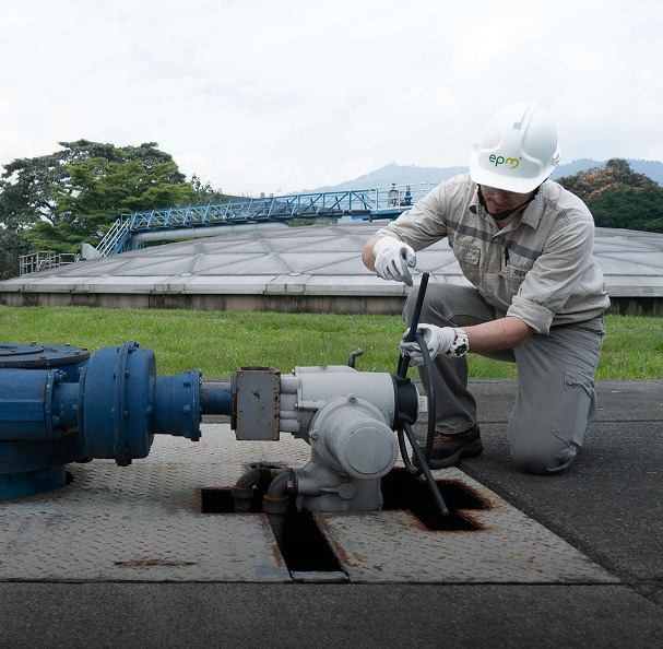 Trabajador de epm revisando la infraestructura en una planta de agua potable