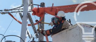 Funcionario EPM haciendo matenimiento a postes de energía