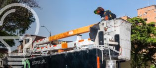 Persona trabajando en una red eléctrica