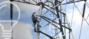 Operario de EPM escala torre de transmisión de energía eléctrica para labores de mantenimiento en altura