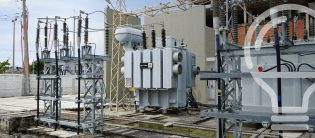 Vista de una subestación eléctrica con transformadores y estructuras metálicas de alta tensión.