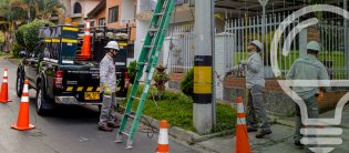 Trabajadores de EPM organizan equipos de señalización durante labores de mantenimiento en redes de energía