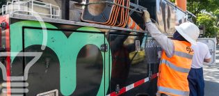 Trabajador de EPM organiza equipos de señalización en vehículo operativo durante labores de mantenimiento en redes de energía.