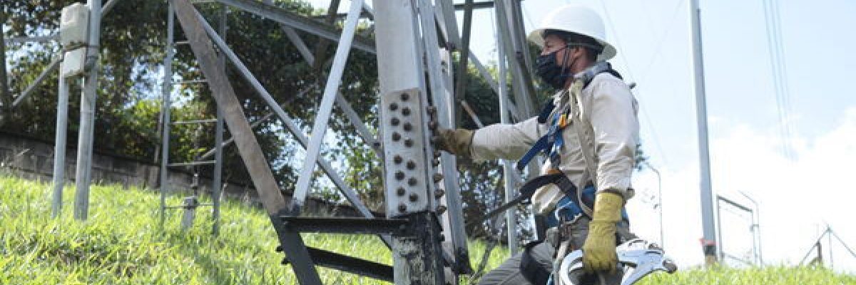 Un técnico revisando un equipo eléctrico