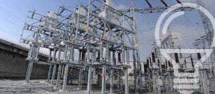Vista de una subestación eléctrica, mostrando transformadores y líneas de transmisión.