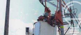Persona trabajando en una red eléctrica