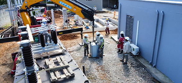 Fotografía de mantenimientos en planta de energía EPM
