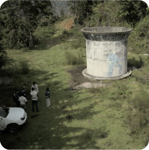 Vista aérea de una torre de agua en un campo verde con árboles