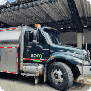 Carrotanque verde con logo de EPM estacionado